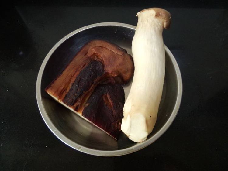 湘西腊肉炒杏鲍菇步骤1