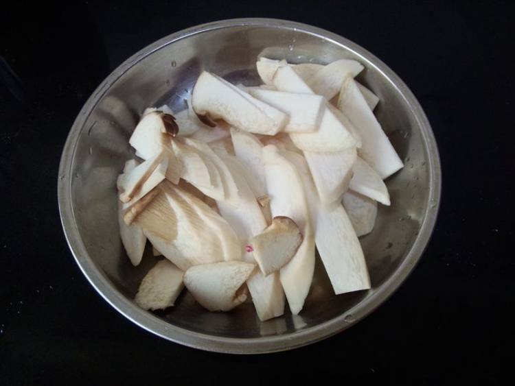 湘西腊肉炒杏鲍菇步骤2