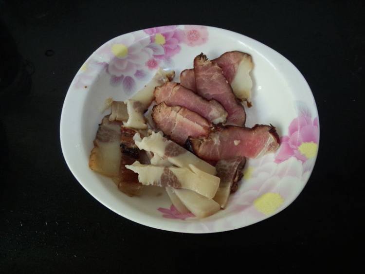 湘西腊肉炒杏鲍菇步骤3