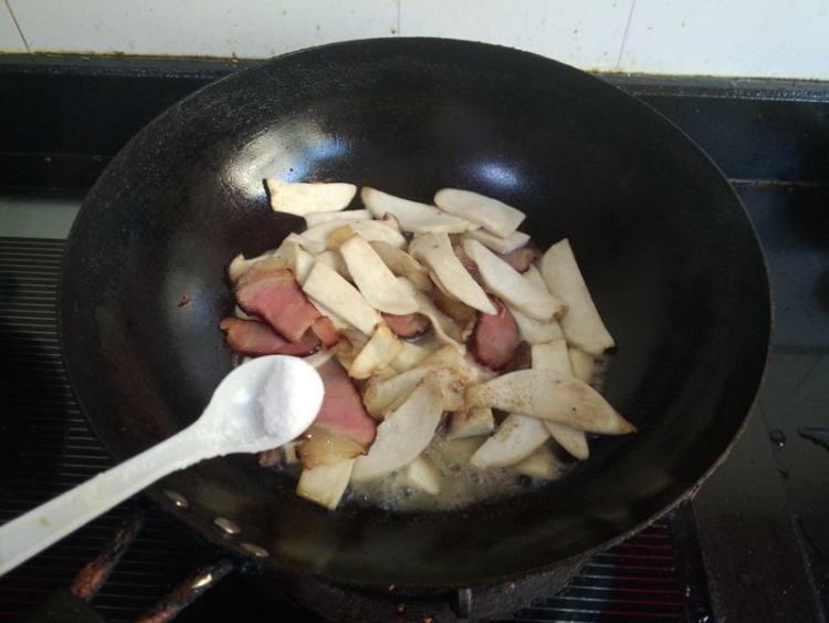 湘西腊肉炒杏鲍菇步骤7