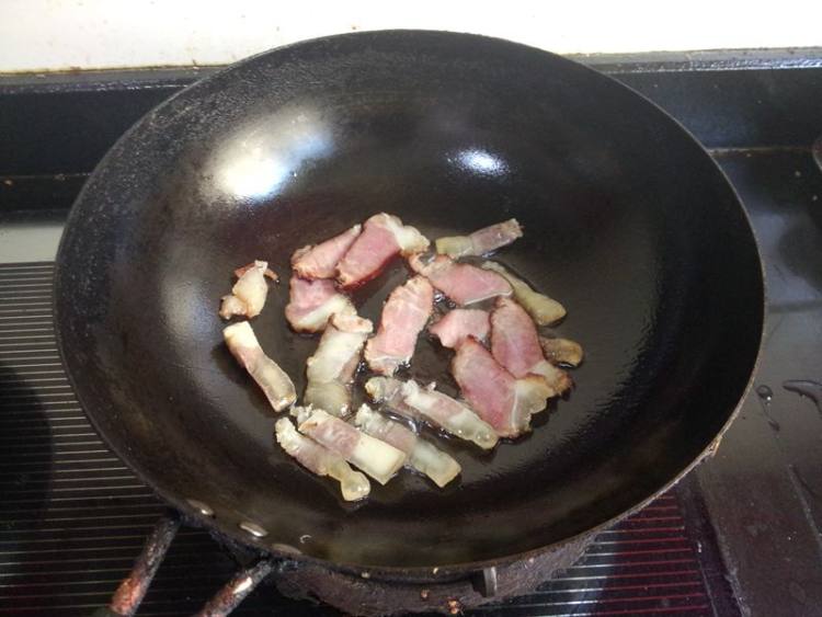 湘西腊肉炒杏鲍菇步骤4