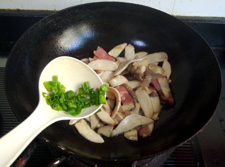 湘西腊肉炒杏鲍菇步骤8