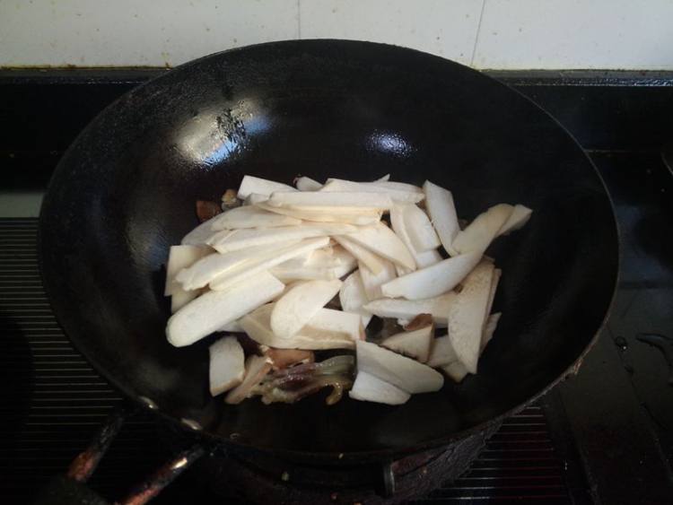 湘西腊肉炒杏鲍菇步骤5