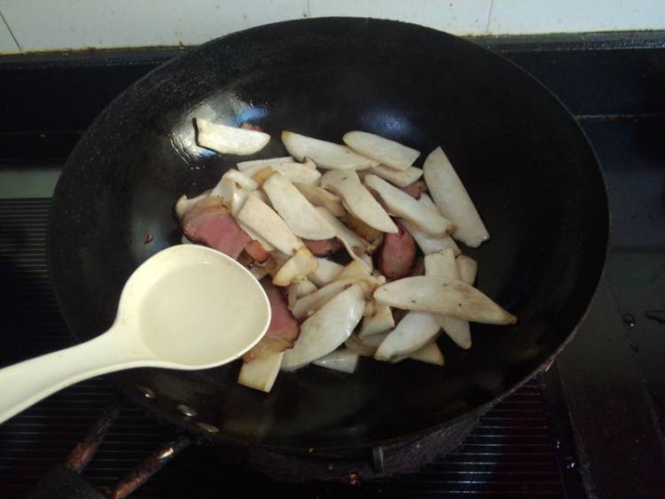 湘西腊肉炒杏鲍菇步骤6