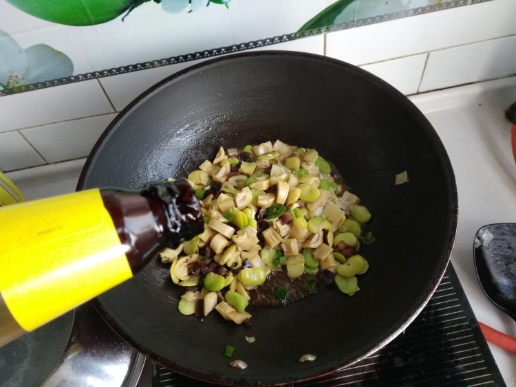 腊肉春笋炒蚕豆步骤13