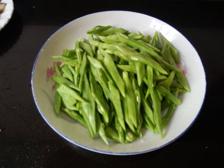 腊肉炒芸豆步骤2