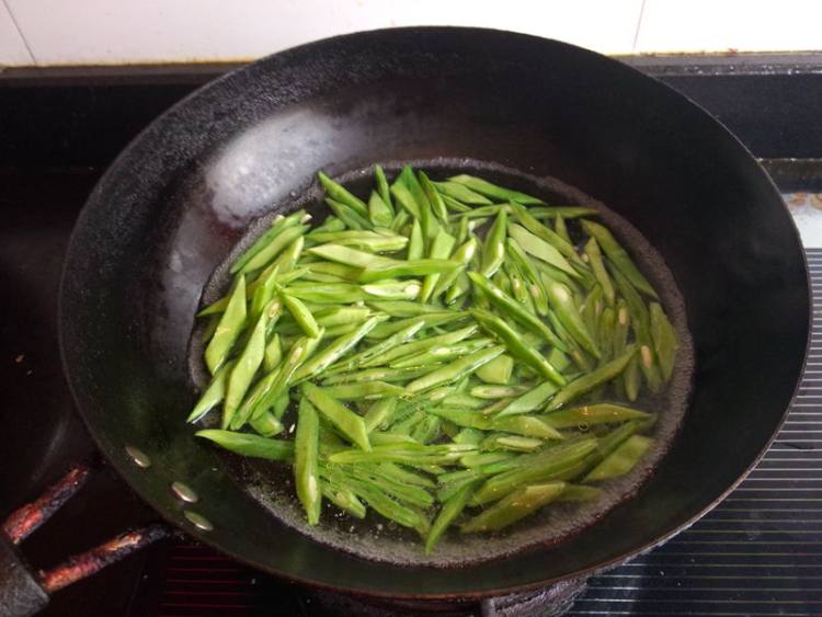 腊肉炒芸豆步骤3
