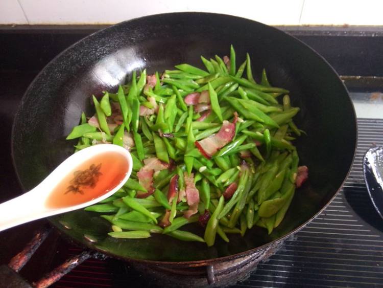 腊肉炒芸豆步骤7