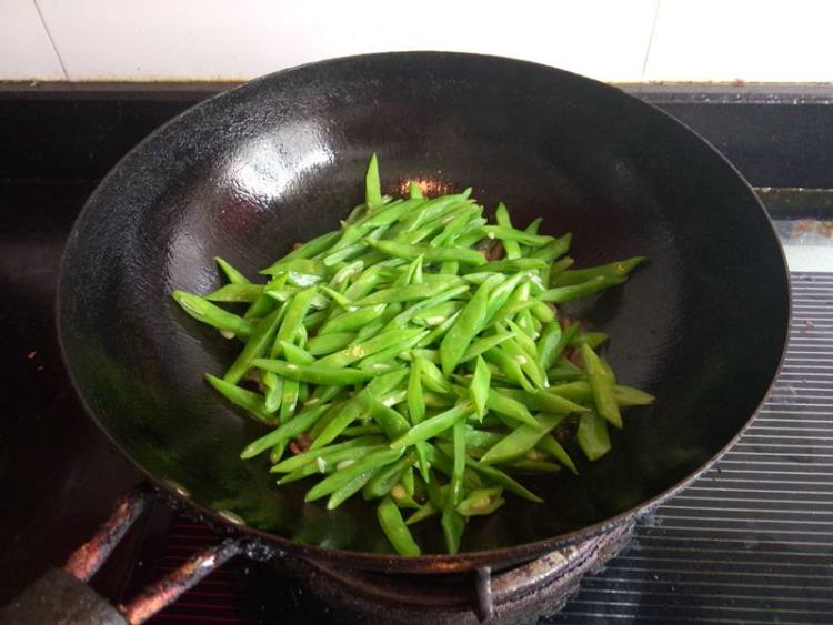 腊肉炒芸豆步骤6