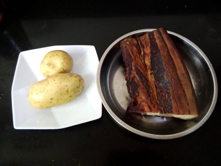 腊肉蒸土豆步骤1