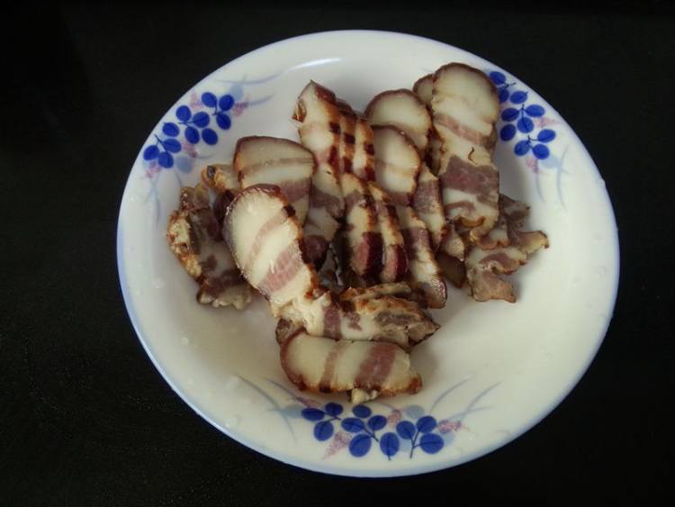 腊肉蒸土豆步骤3