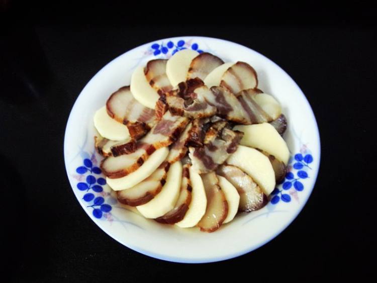 腊肉蒸土豆步骤4
