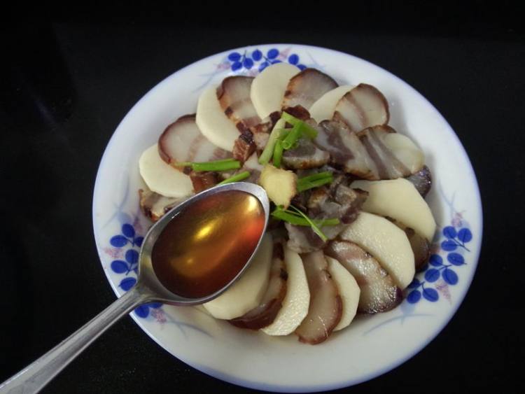 腊肉蒸土豆步骤6