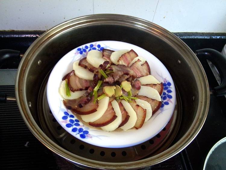 腊肉蒸土豆步骤8