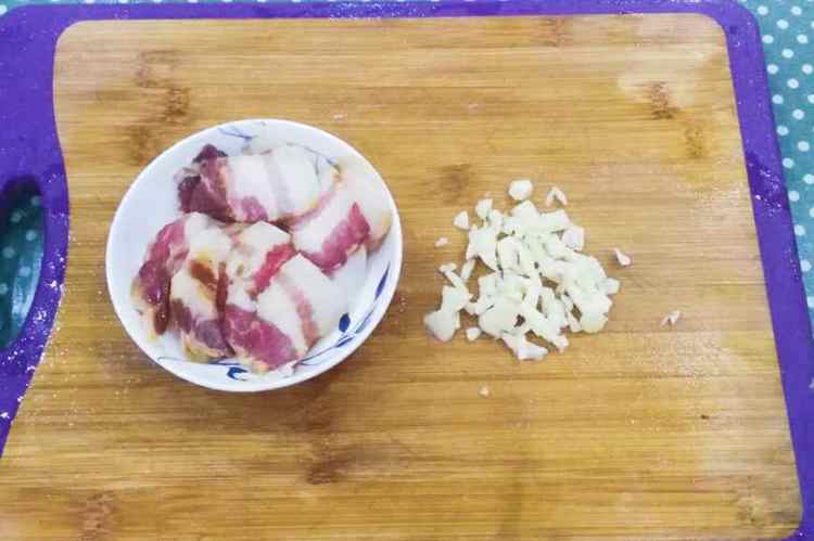 腊肉炒素鸡步骤1