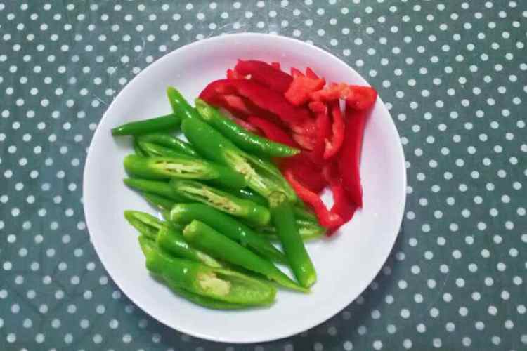 腊肉炒素鸡步骤3