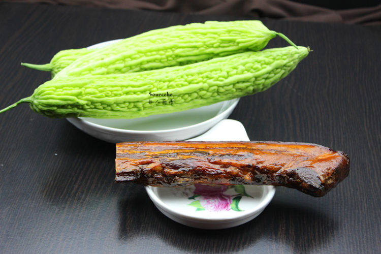 腊肉炒苦瓜步骤1