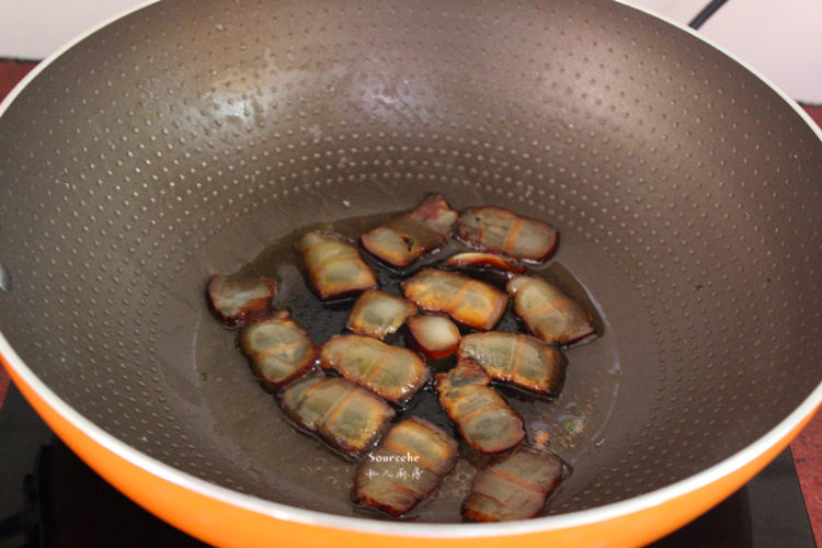 腊肉炒苦瓜步骤3