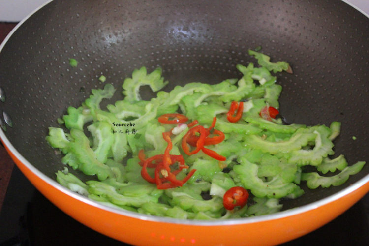 腊肉炒苦瓜步骤5