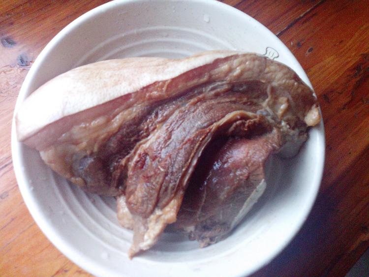 花生米煲腊肉步骤2