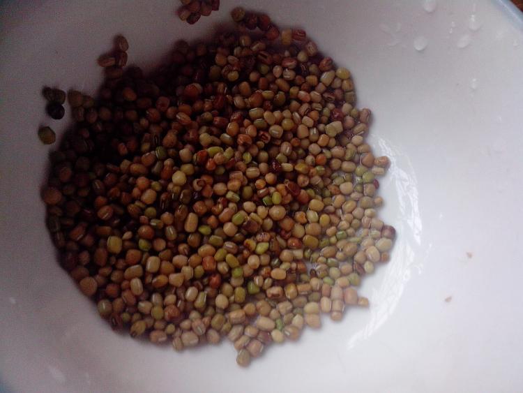 花生米煲腊肉步骤4
