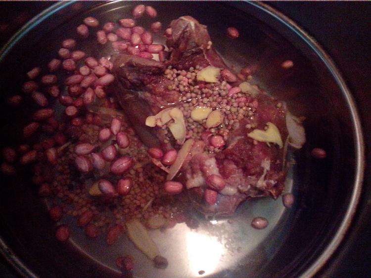 花生米煲腊肉步骤5
