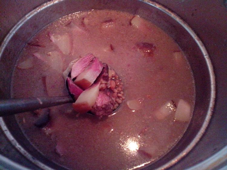 花生米煲腊肉步骤11