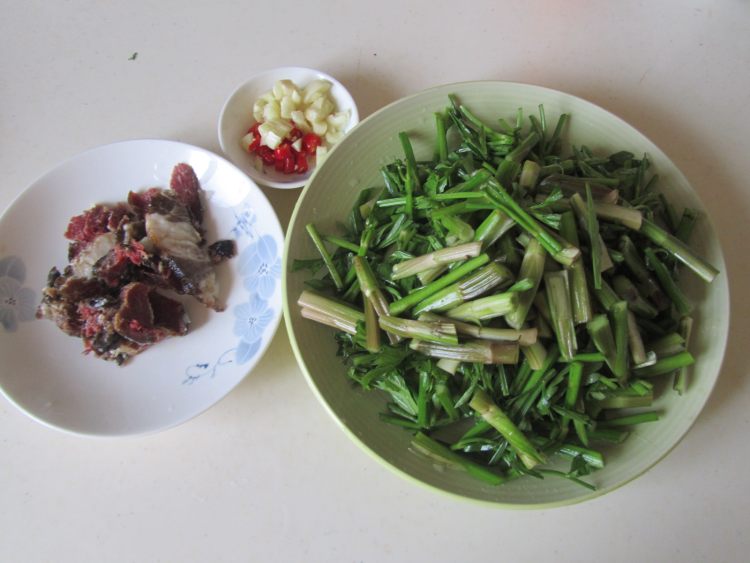 腊肉炒水芹菜步骤1