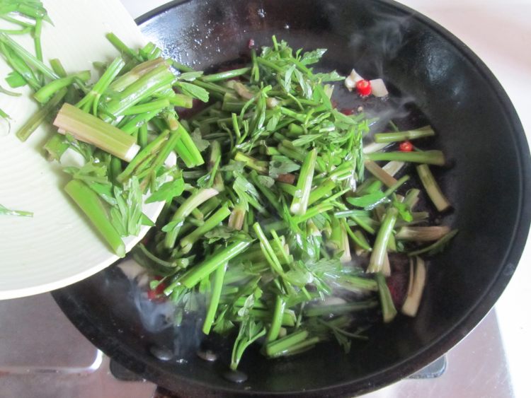 腊肉炒水芹菜步骤5