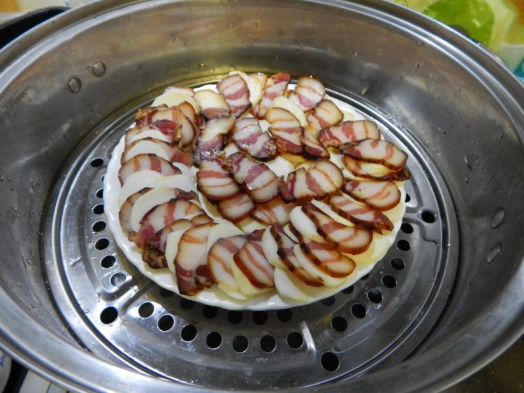 芋头蒸腊肉步骤6