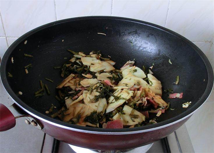 鲜笋雪菜炒腊肉步骤7