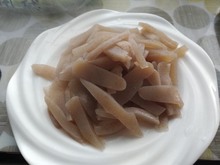 腊肉烧魔芋步骤1