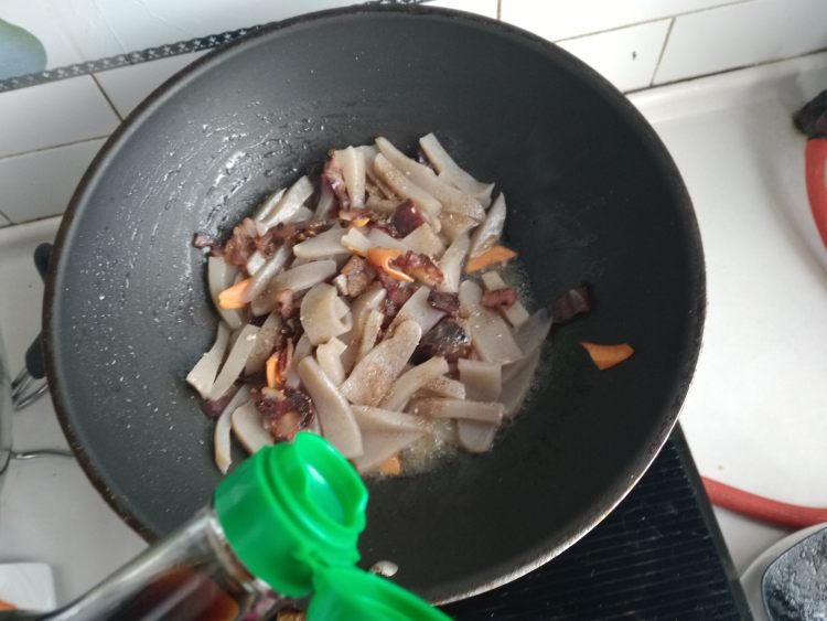 腊肉烧魔芋步骤6