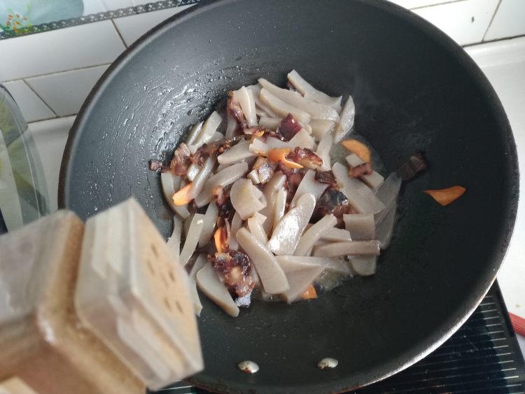 腊肉烧魔芋步骤5