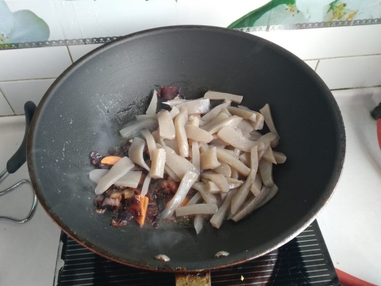 腊肉烧魔芋步骤4
