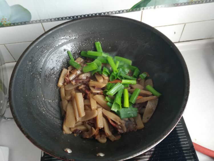腊肉烧魔芋步骤8