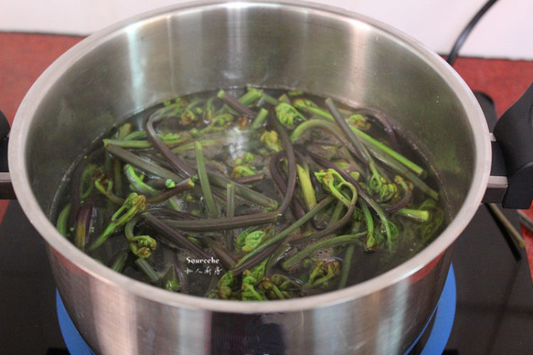 蕨菜炒腊肉（独家）步骤2