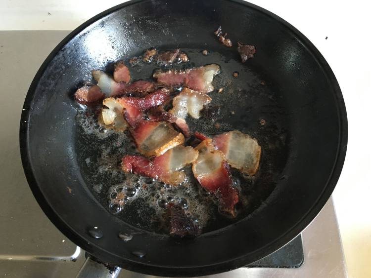 腊肉炒杏鲍菇步骤3