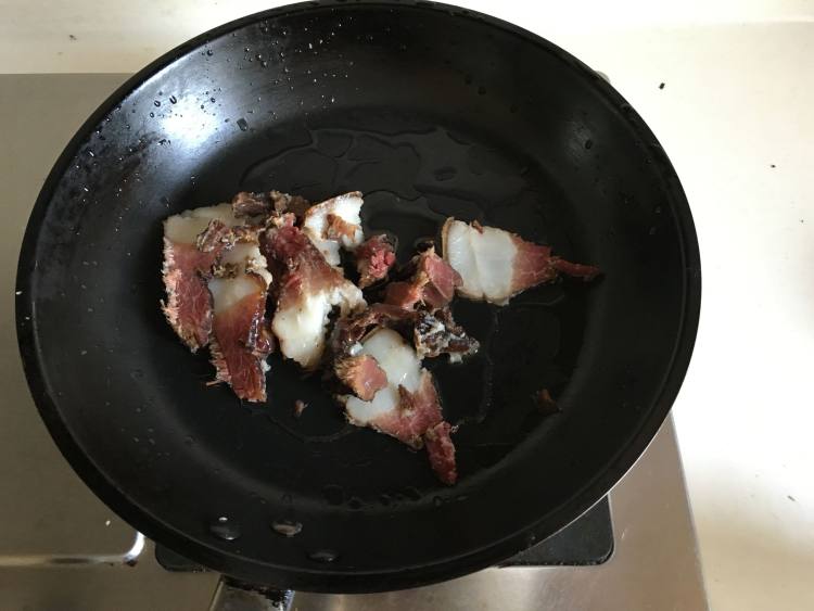 腊肉炒杏鲍菇步骤2