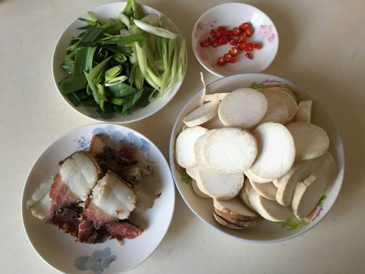 腊肉炒杏鲍菇步骤1