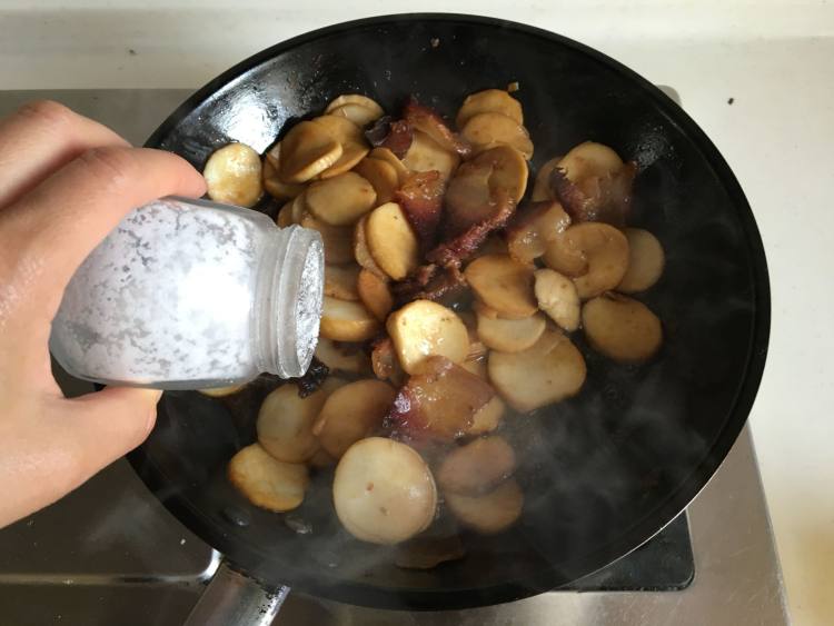 腊肉炒杏鲍菇步骤6