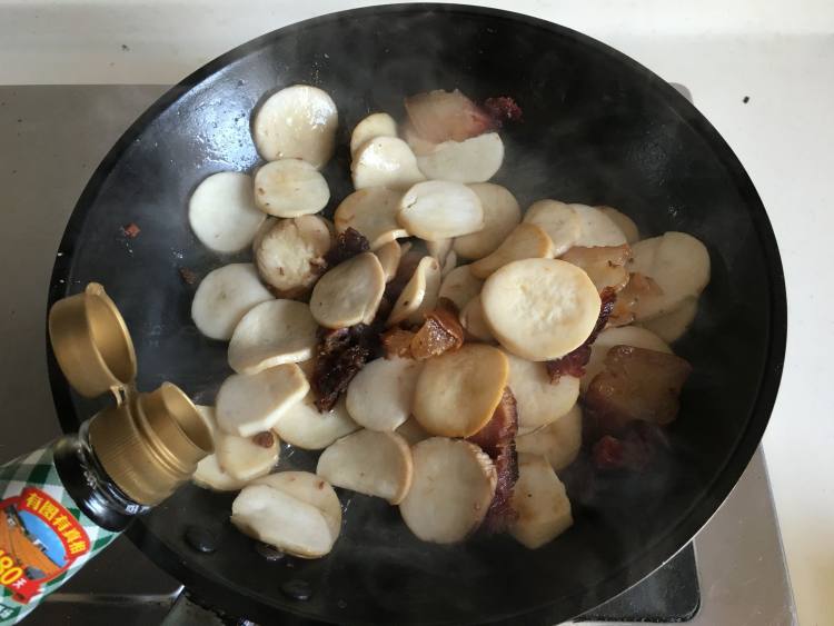 腊肉炒杏鲍菇步骤5