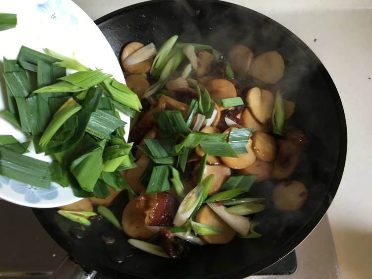 腊肉炒杏鲍菇步骤8