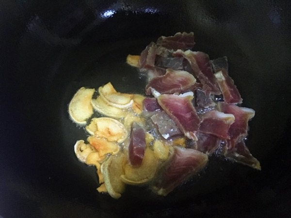 萝卜炖腊肉步骤4