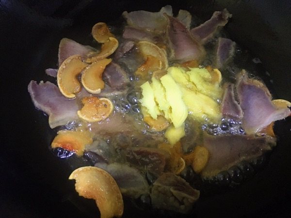 萝卜炖腊肉步骤5