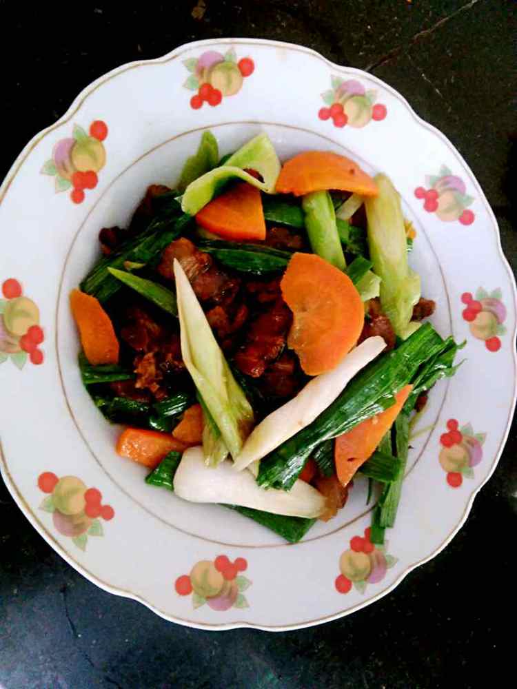 蒜苗炒腊肉步骤7