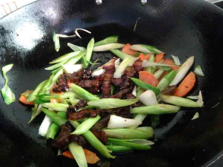 蒜苗炒腊肉步骤5