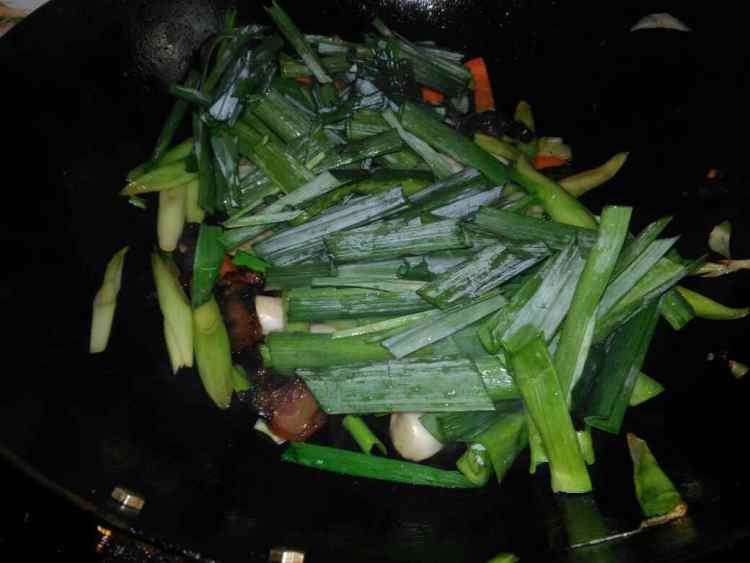 蒜苗炒腊肉步骤6
