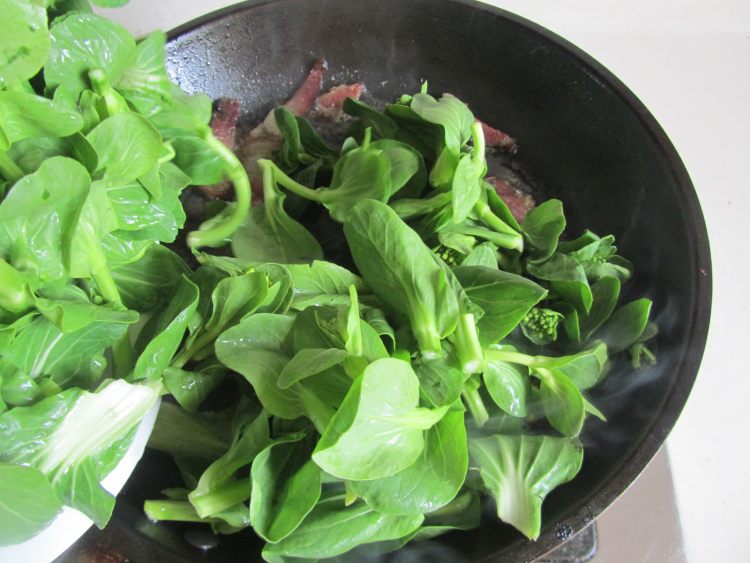 腊肉炒白菜苔步骤4