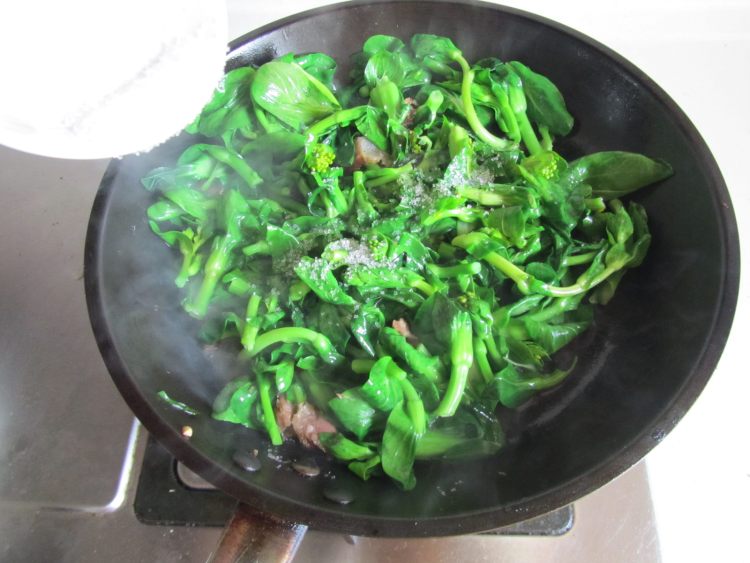 腊肉炒白菜苔步骤6